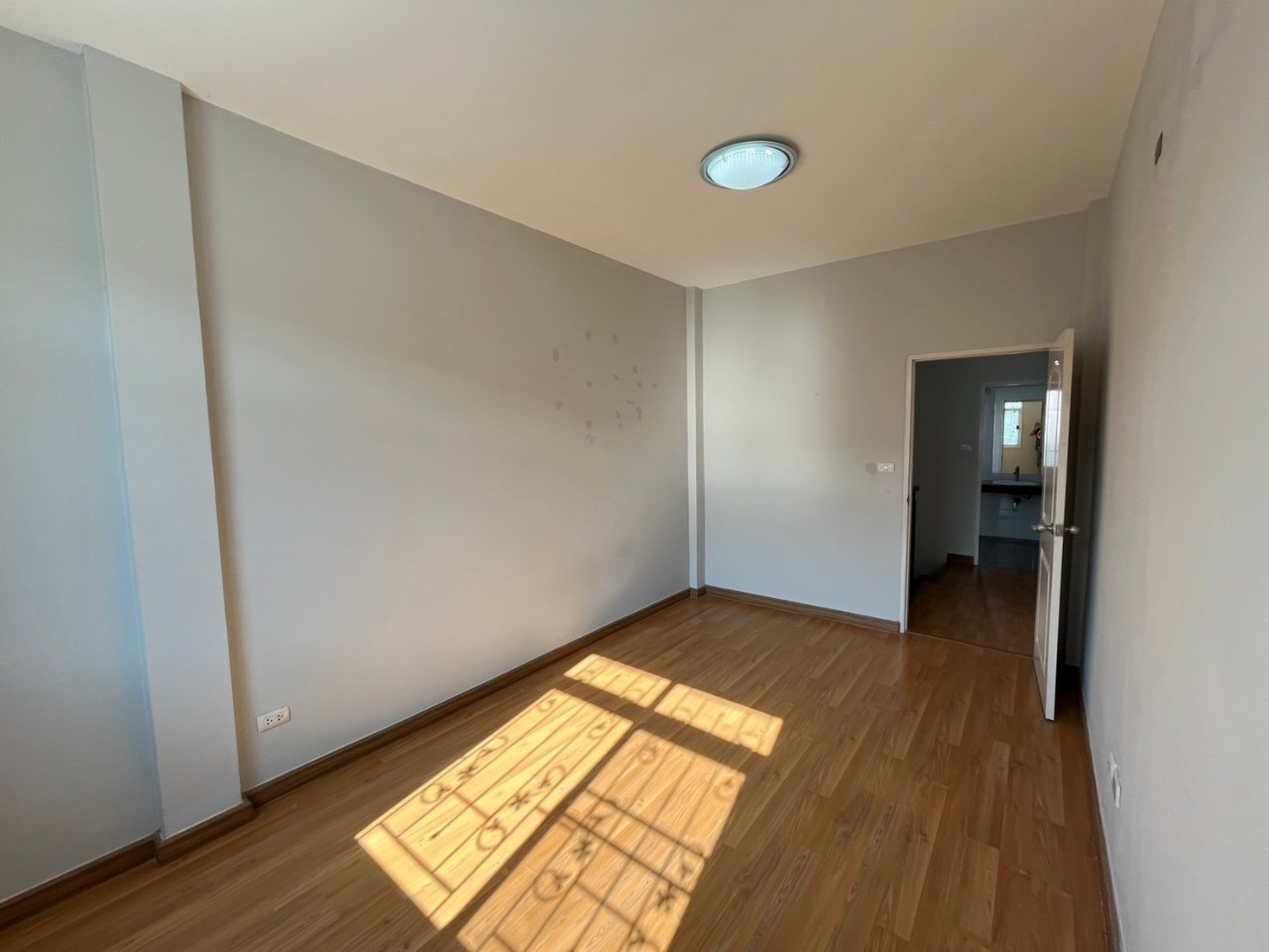 ห้องนอนพื้นไม้พร้อมหน้าต่างรับแสง